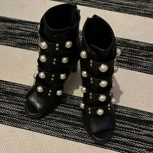 GORGEOUS KARL LAGERFELD PEARL&STUD OPEN TOE BOOTS